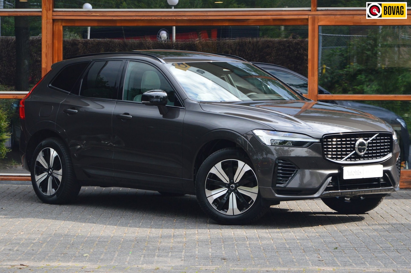 Volvo XC60 - T6 Hybride AWD Plus Dark LONG RANGE | 360° Camera | Panoramadak | Trekhaak | Stoel + Stuur - AutoWereld.nl
