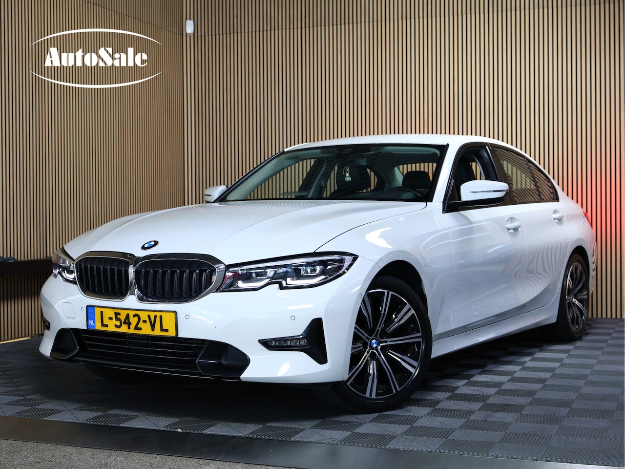 BMW 3-serie - 318i Business Edition AVM SPORTLEDER NAVI CARPLAY DIGI DASH '21 - AutoWereld.nl