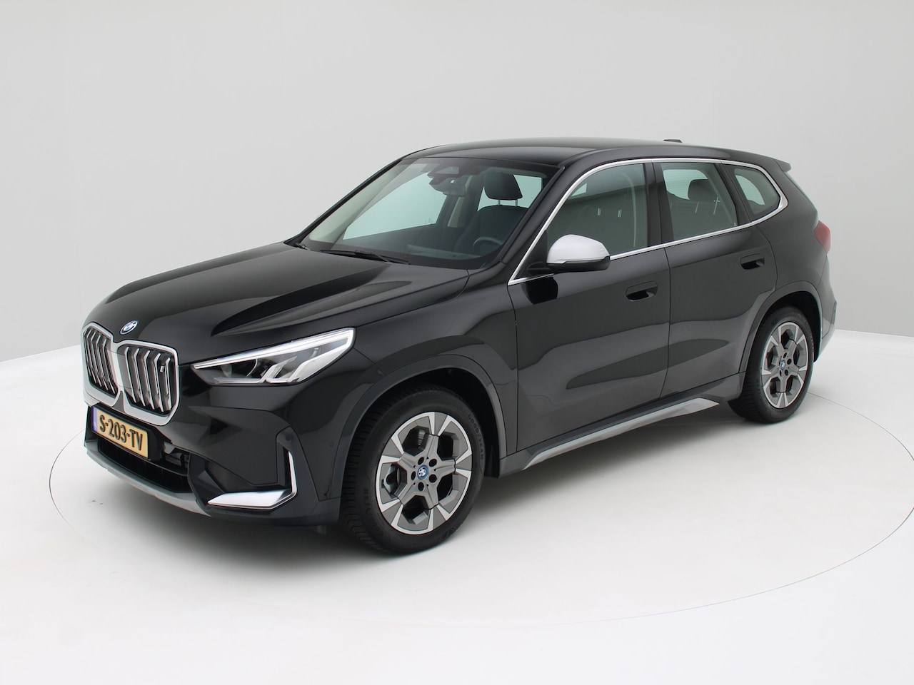 BMW iX1 - xDrive30 67 kWh Leder/ Navi/ Virtual Cockpit/ Camera /Elec.Klep - AutoWereld.nl