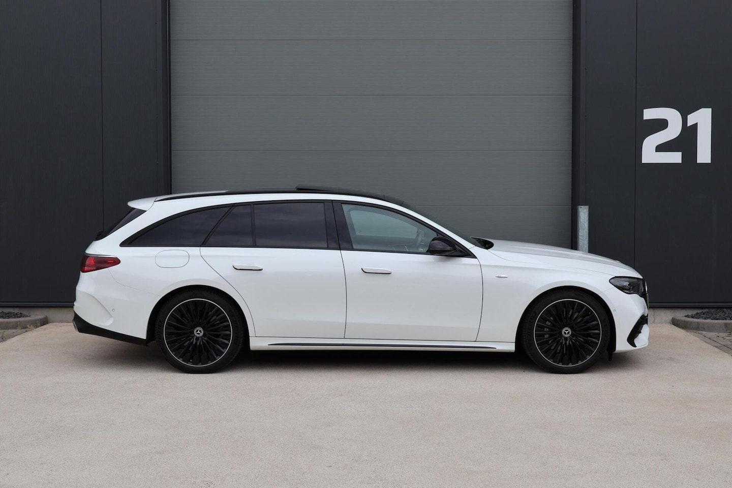 Mercedes-Benz E-klasse Estate - 300 e AMG Line / Panoramadak / Memory Stoelen / Hyperscreen / Keyless-Go / Burmester 4D Su - AutoWereld.nl