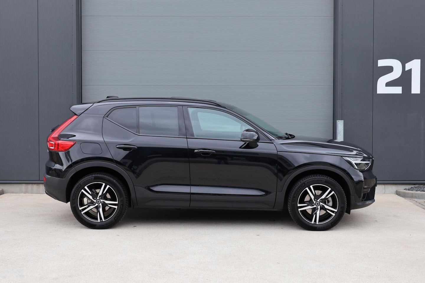 Volvo XC40 - 2.0 B3 Plus Dark / Panoramadak / Memory Stoelen / Harman Kardon / Keyless-Go / Stuurwielve - AutoWereld.nl