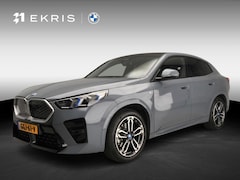 BMW iX2 - xDrive30 M-Sportpakket | LED | HUD | Panoramadak | Sportstoelen | Elektr. zetels | Adaptie