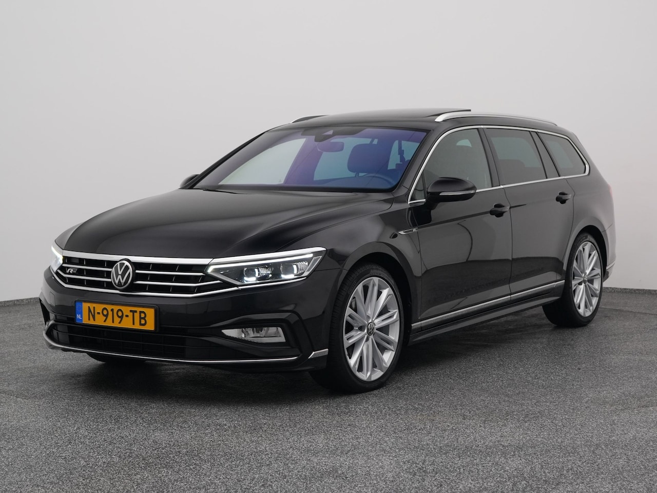 Volkswagen Passat Variant - 1.5 TSI Automaat R-Line Business + | PANO | CAMERA | ADAPTIVE | LEDER | STOELVERW. - AutoWereld.nl