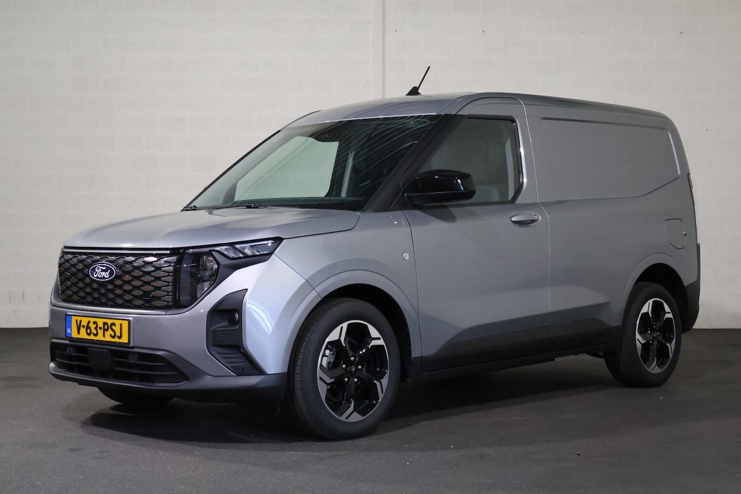 Ford Transit Courier - E-Transit 44 kWh Limited Winterpakket - AutoWereld.nl