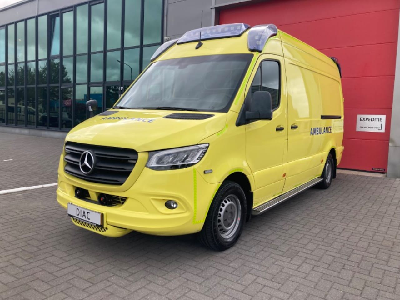Mercedes-Benz Sprinter - 319 CDI L2H2 Ambulance - AutoWereld.nl