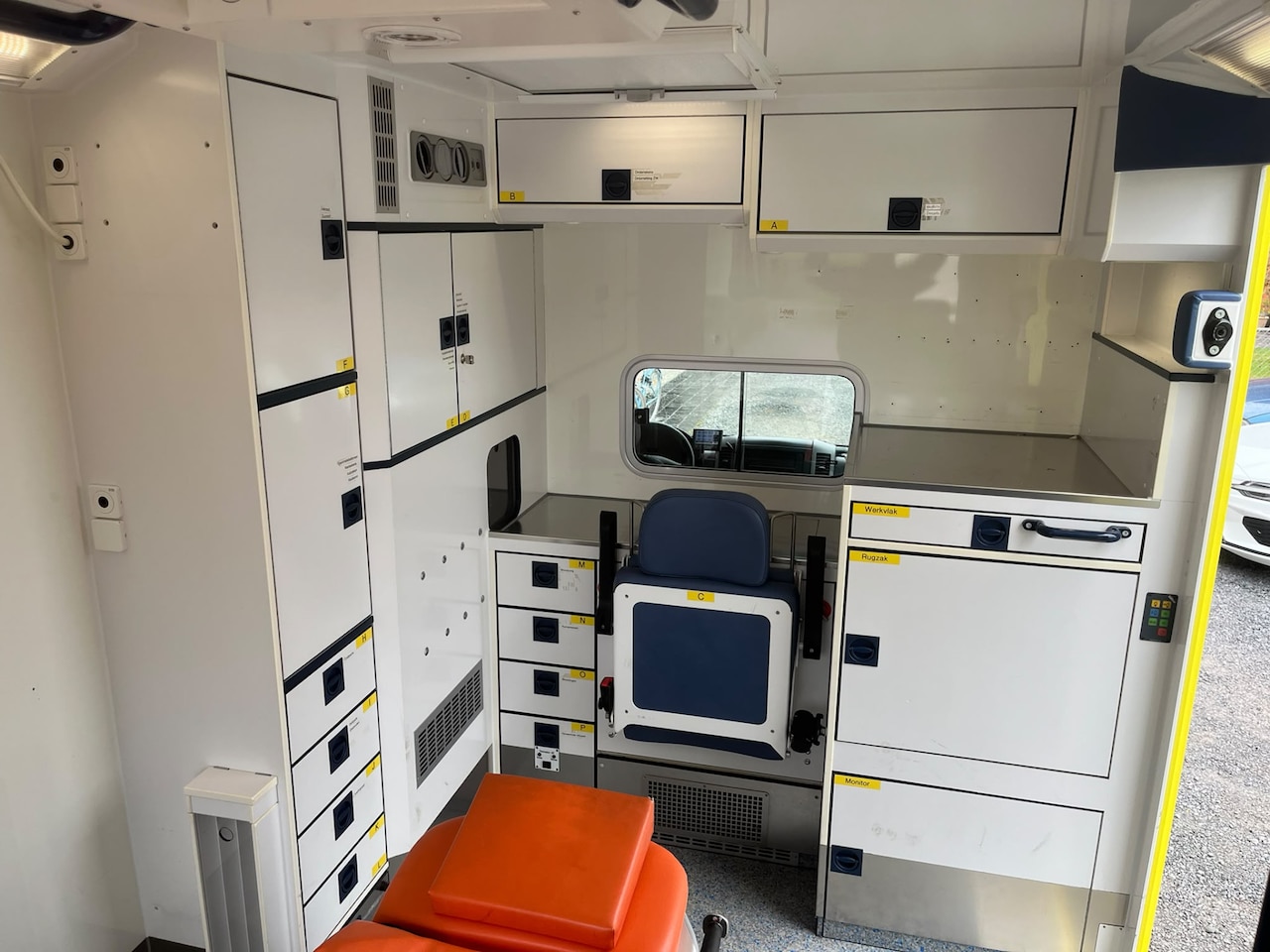Mercedes-Benz Sprinter - 519 CDI Container Ambulance - AutoWereld.nl