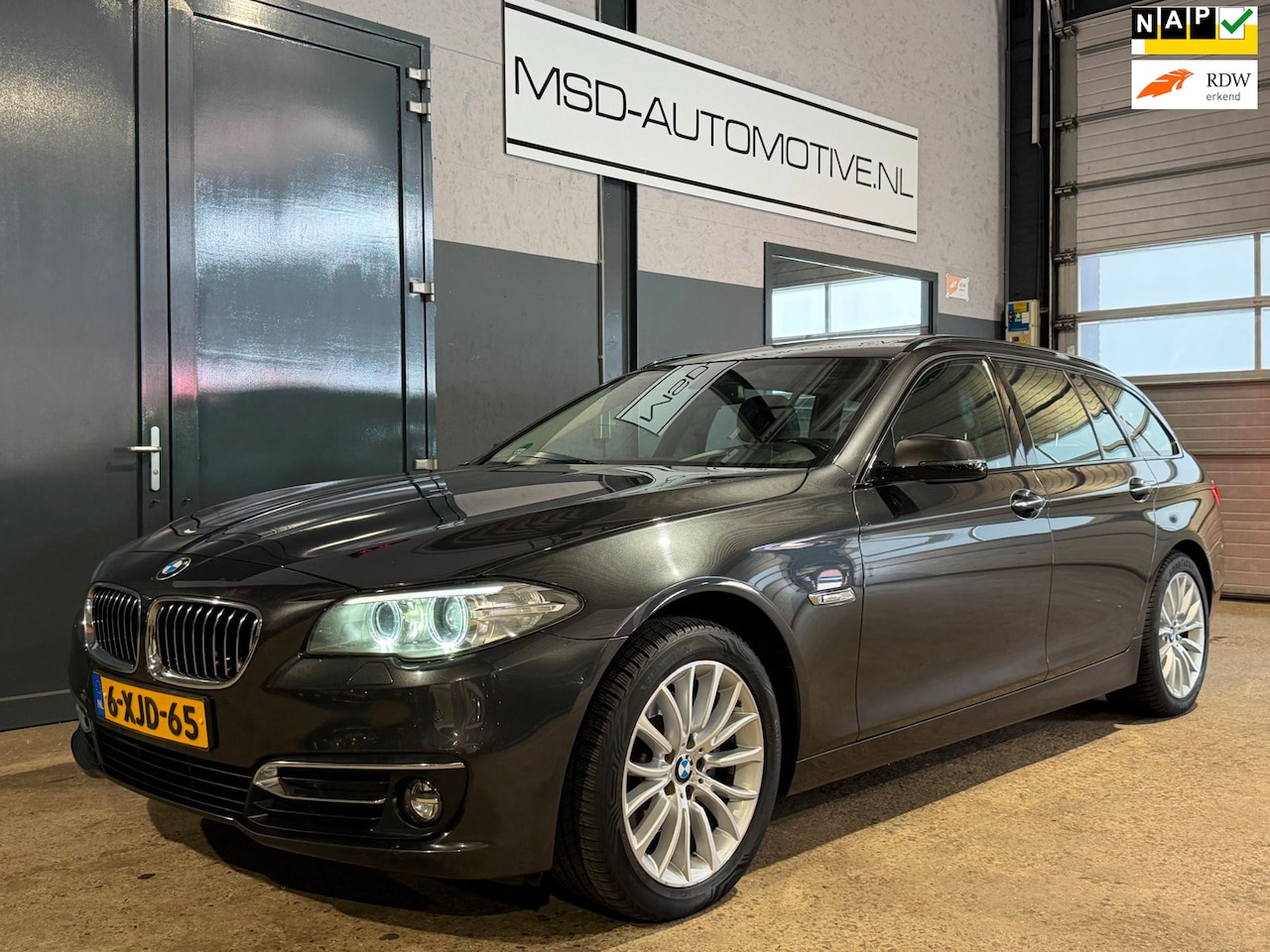 BMW 5-serie Touring - 520i Last Minute Edition Facelift Panoramadak Sportstoelen NAP - AutoWereld.nl