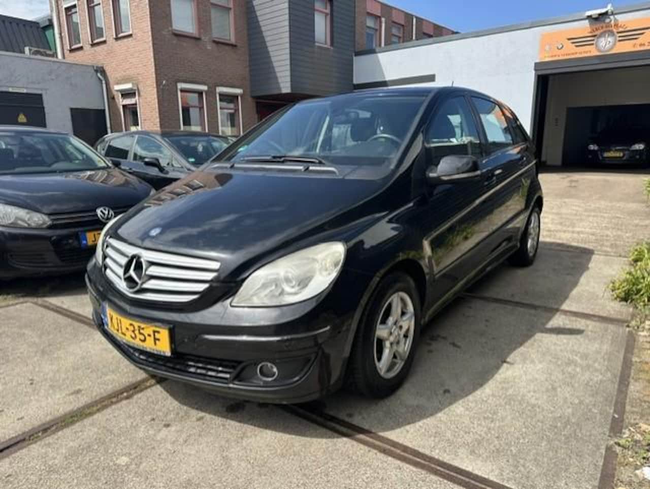 Mercedes-Benz B-klasse - 180 ZEER NETTE AUTOMAAT-ZONDER MANKEMENTEN-APK 31-03-2027 - AutoWereld.nl