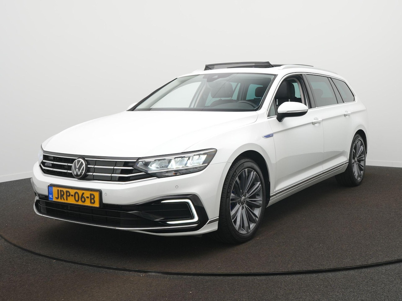 Volkswagen Passat Variant - 1.4 TSI PHEV GTE Business Navigatie - ACC - Stoelverwarming - Pano-dak - Camera - Leder - - AutoWereld.nl