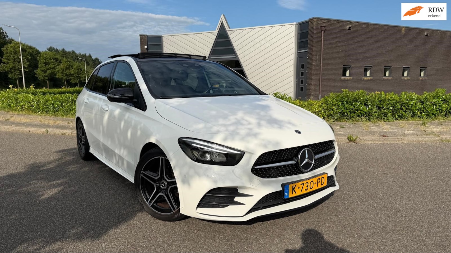 Mercedes-Benz B-klasse - 200 Business Solution AMG | AUTOMAAT | Stoelverwarming | Panorama dak | Achteruitrijcamera - AutoWereld.nl
