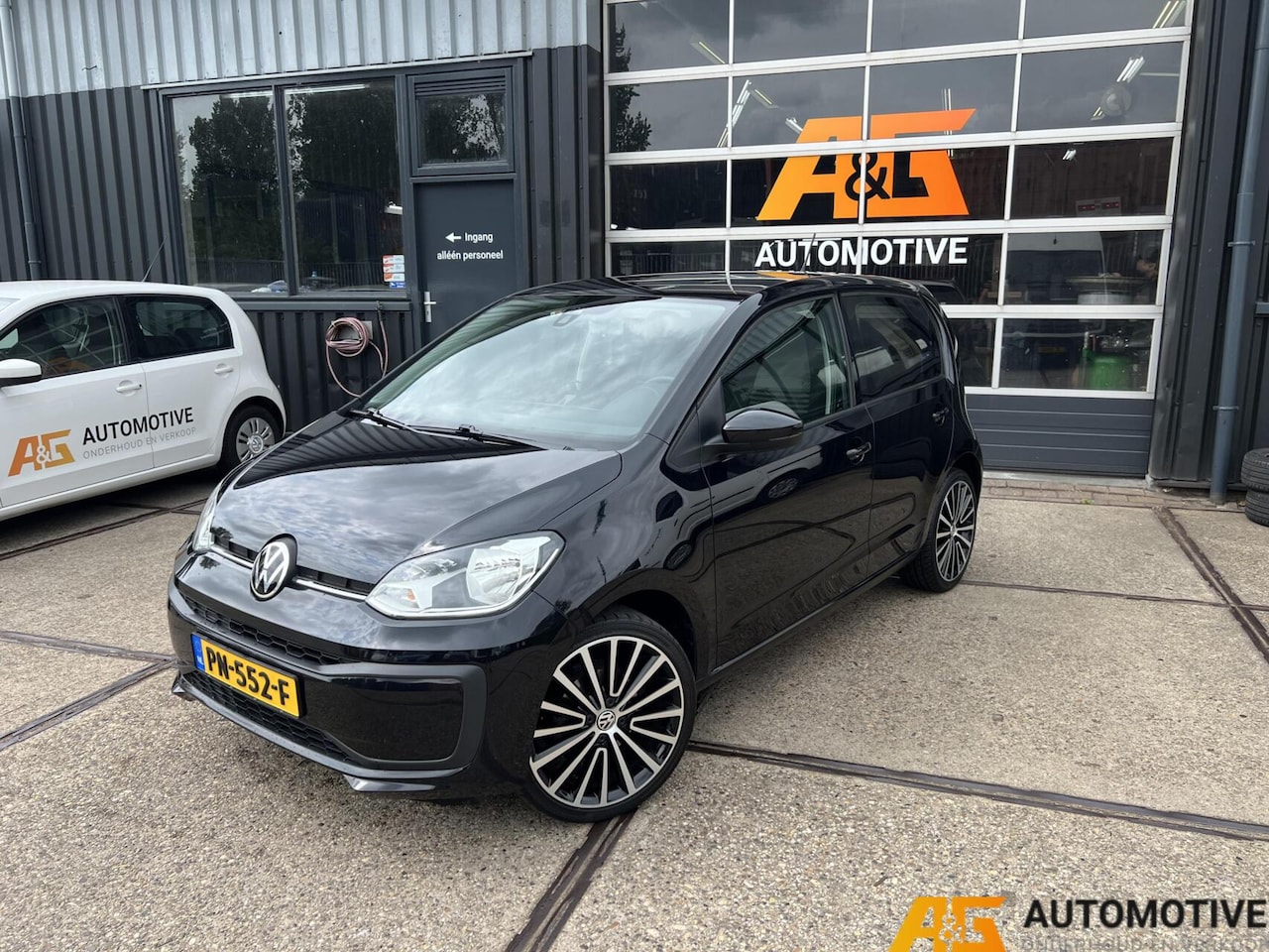Volkswagen Up! - 1.0 5DRS Zwart 2017 | Airco | 17" | - AutoWereld.nl