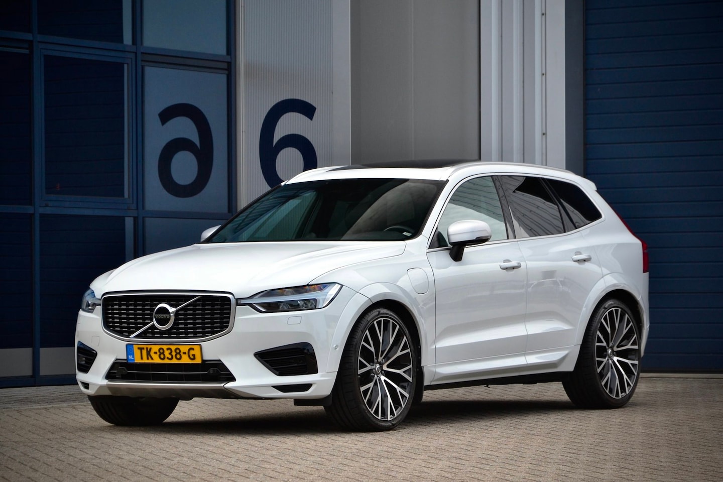 Volvo XC60 - 2.0 T8 Twin Engine AWD R-Design / Pano / Style Pack / 22 Inch / Luchtvering / B&W - AutoWereld.nl