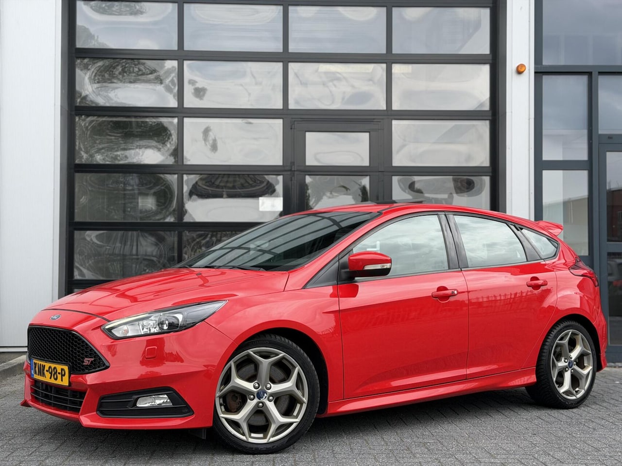 Ford Focus - 2.0 EcoBoost ST 250Pk+ / PANO / CAMERA / RECARO - AutoWereld.nl