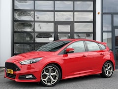 Ford Focus - 2.0 EcoBoost ST 250Pk+ / PANO / CAMERA / RECARO