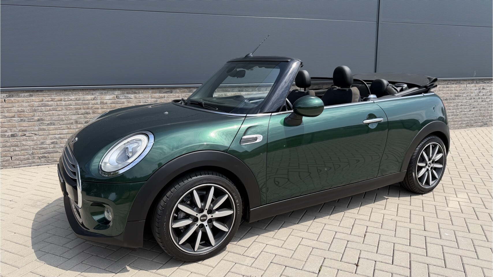 MINI Cabrio - 1.5 Cooper Chili Serious Business Leer/Sportstoelen/Xenon - AutoWereld.nl