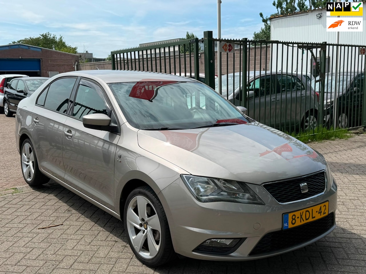 SEAT Toledo - 1.2 TSI Businessline High Zeer netjes airco navigatie cruis control trekhaak - AutoWereld.nl