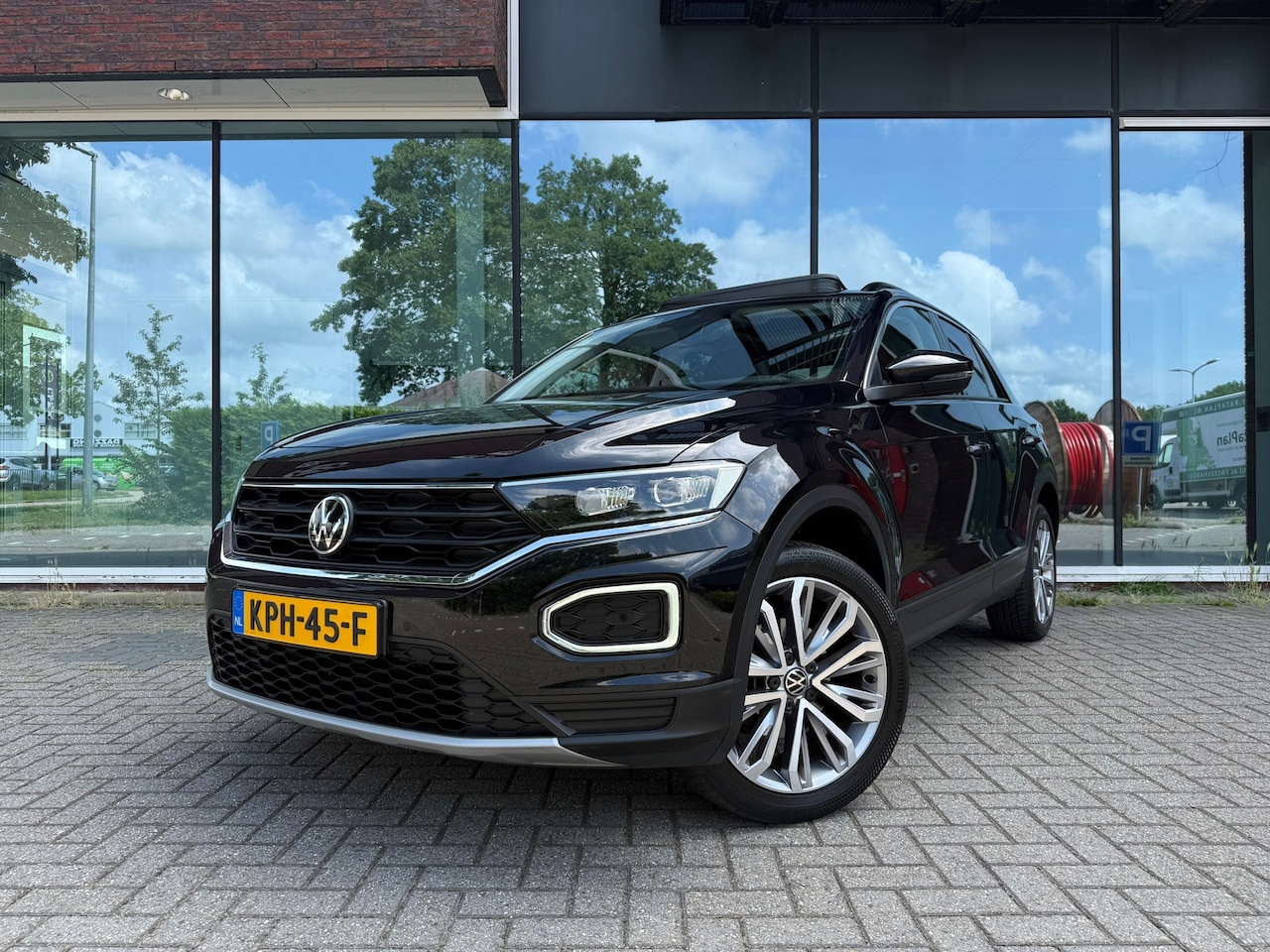 Volkswagen T-Roc - 1.5 TSI Style Business - Automaat - Pano/Schuifdak - Navi - Parkeerhulp - AutoWereld.nl