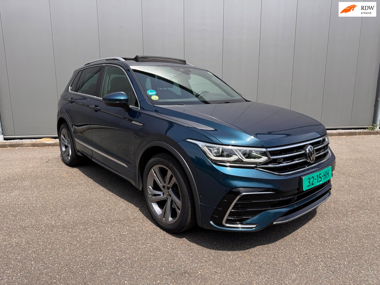 Volkswagen Tiguan - 2.0 TDI R-Line Business+ PANORAMA NAVI CLIMACAR PLAY enz. - AutoWereld.nl