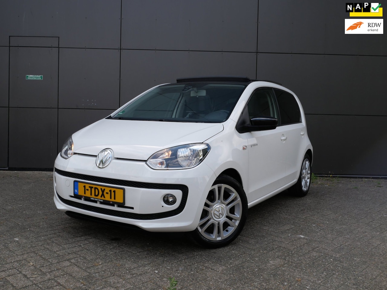 Volkswagen Up! - 1.0 groove up! BlueMotion PANORAMA DAK - AutoWereld.nl