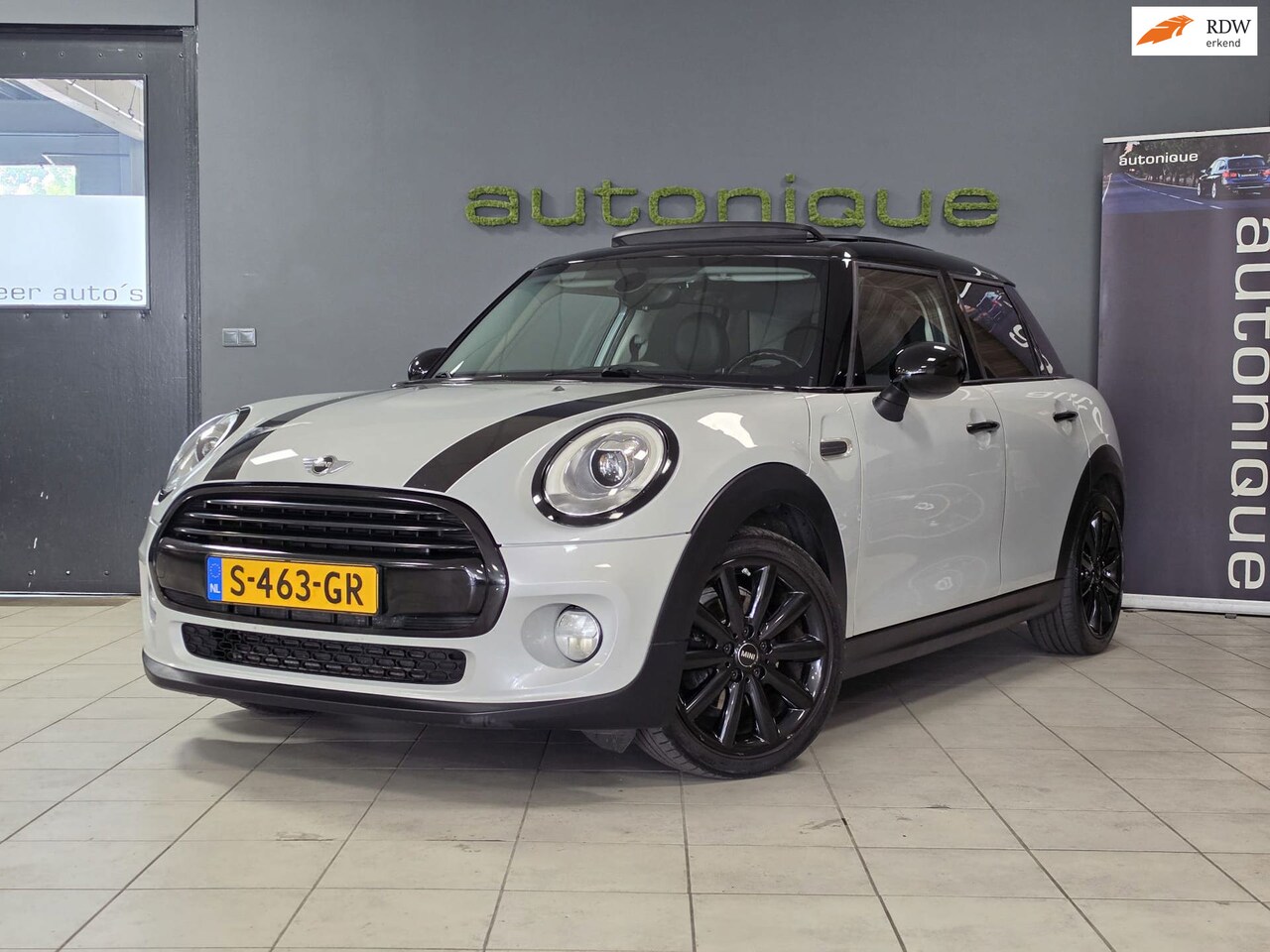 MINI 5-Deurs - 1.5 Cooper Chili Serious Business Panodak/sportleder/navi/ambi-light - AutoWereld.nl