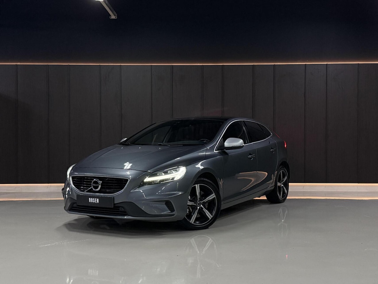 Volvo V40 - 1.5 T3 R-Design|PANO|KEYLESS|A.CAM|LED|HK|STOELVM - AutoWereld.nl