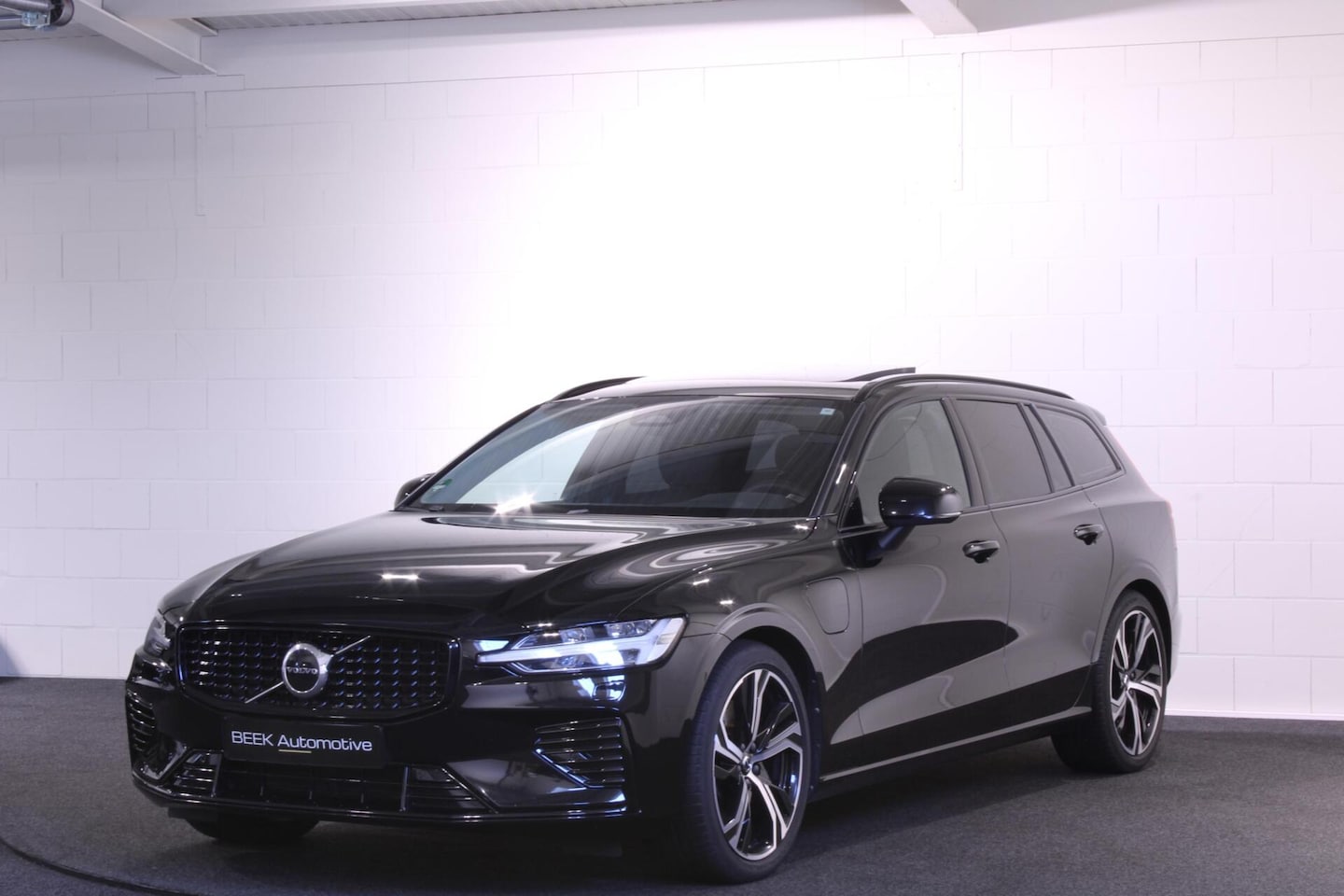 Volvo V60 - 2.0 T6 Plug-in hybrid AWD Plus Dark | H/K | PANO | - AutoWereld.nl