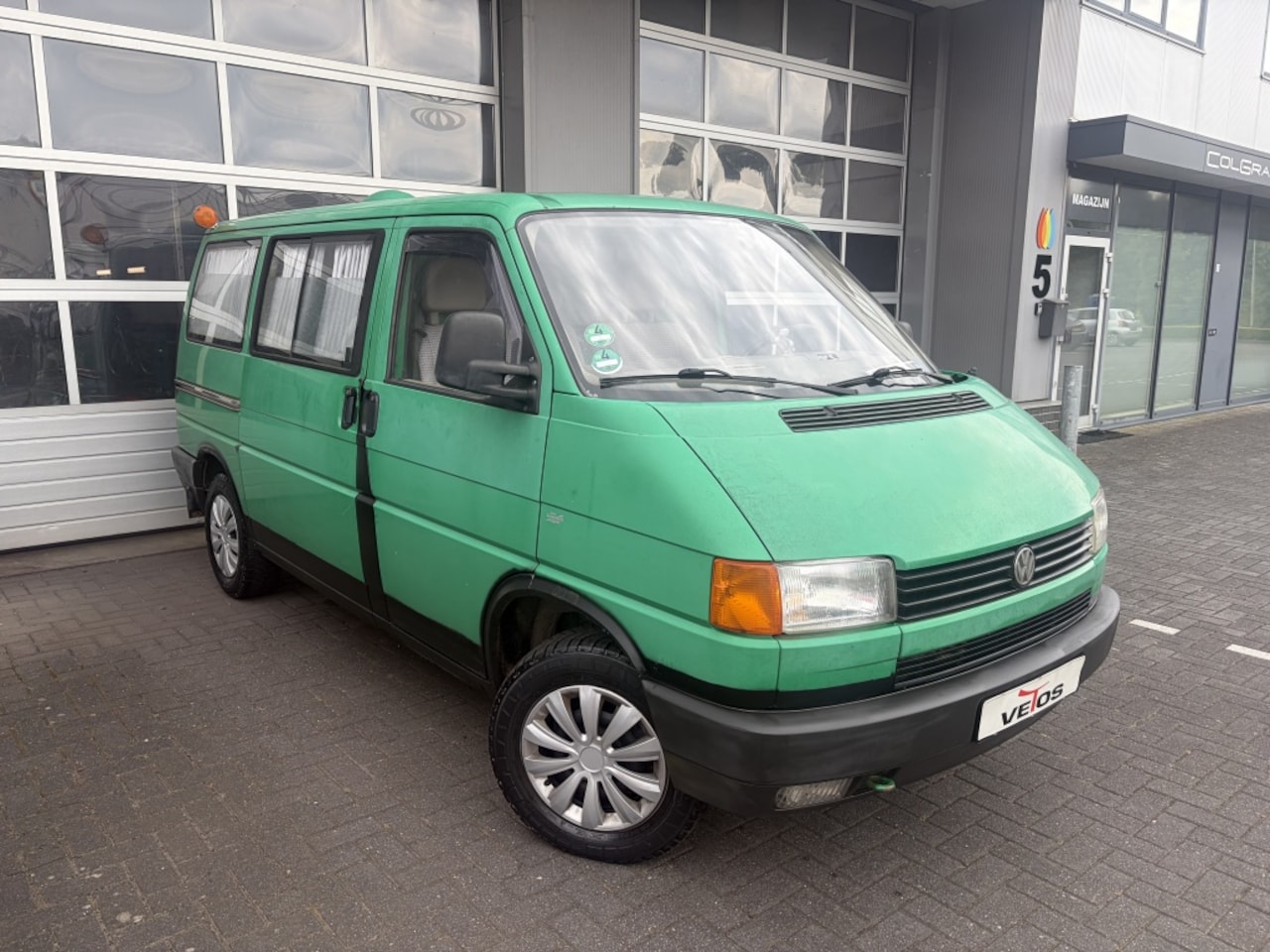 Volkswagen Transporter - 2.5 BENZINE ! / AMBULANCE / KAMPEERAUTO BASIS!/ STANDKACHEL - AutoWereld.nl