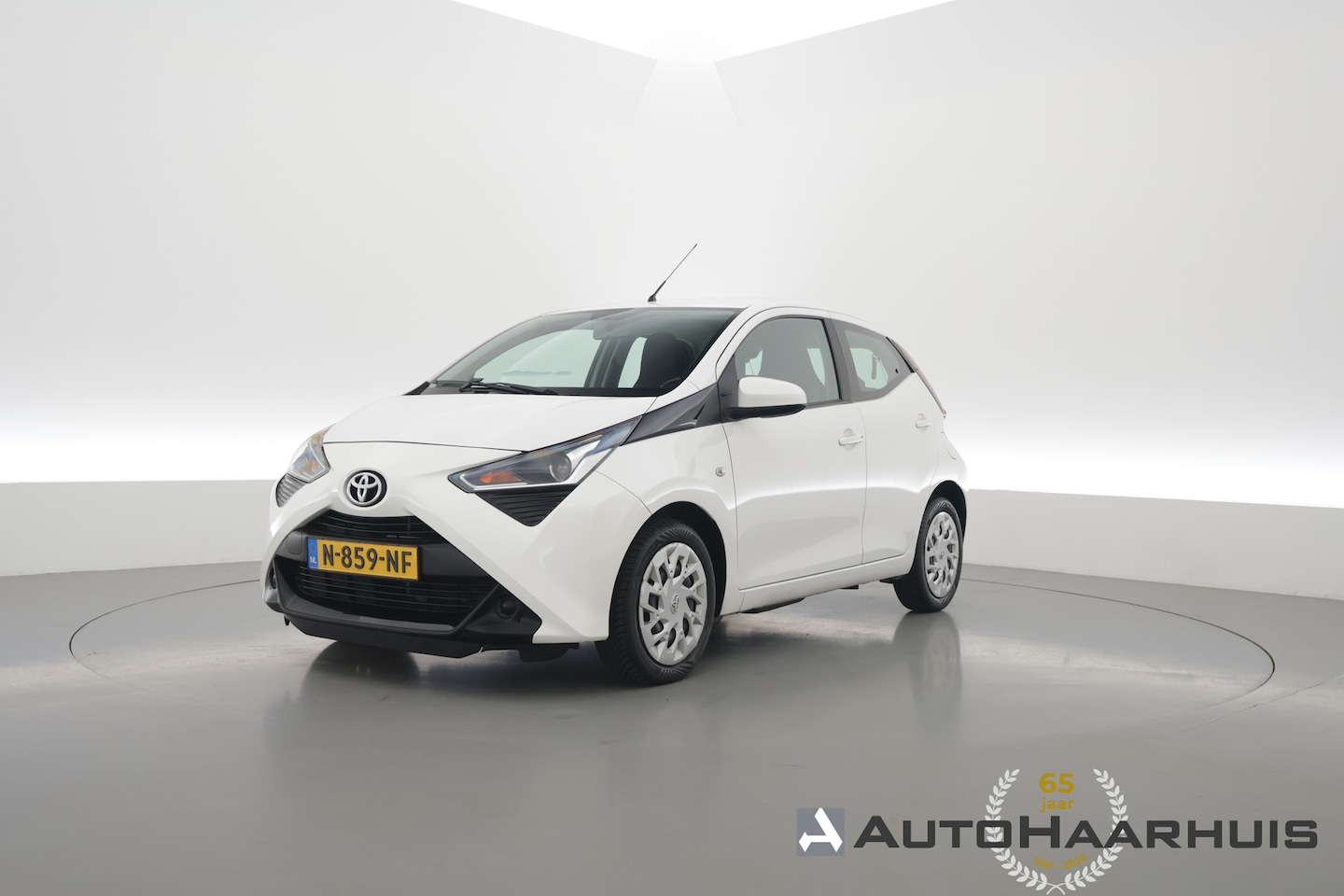 Toyota Aygo - 1.0 VVT-i x-play | Achteruitrijcamera | Apple CarPlay & Android Auto | DAB | Airco | 15" v - AutoWereld.nl