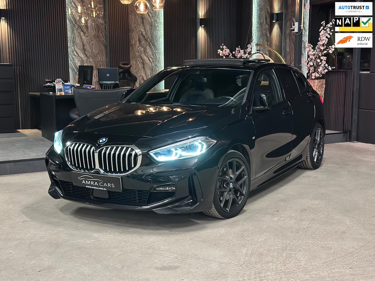 BMW 1-serie - 118i M pakket|PANO|SFEERVERLICHTING|BOMVOL! - AutoWereld.nl