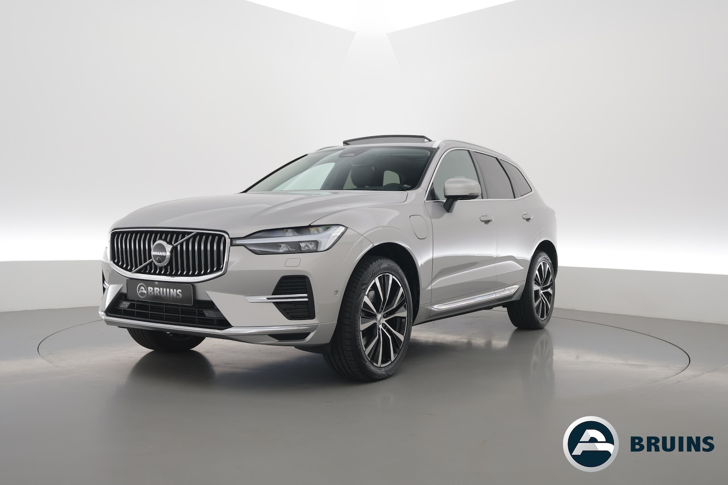 Volvo XC60 - 2.0 T8 Plug-in hybrid AWD Ultimate Bright SOH 96% | Bowers & Wilkins | Trekhaak | 360 came - AutoWereld.nl
