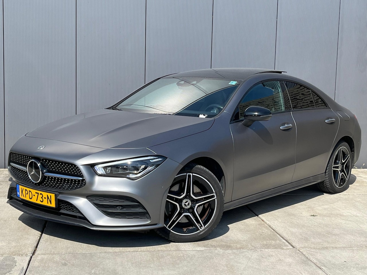 Mercedes-Benz CLA-Klasse - 250 e AMG Line | Designo Magno Mountaingrau | Panoramadak | Sfeerverlichting | Widescreen - AutoWereld.nl
