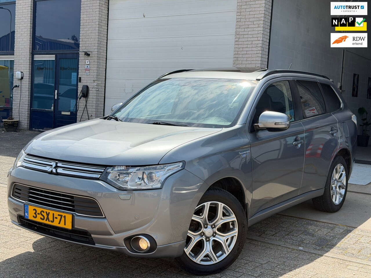 Mitsubishi Outlander - 2.0 PHEV Instyle/ AUTOMAAT/ 1e EIG/ nap/ dealeronderhouden/ 1jaar apk/pano/ pdc/ volle opt - AutoWereld.nl