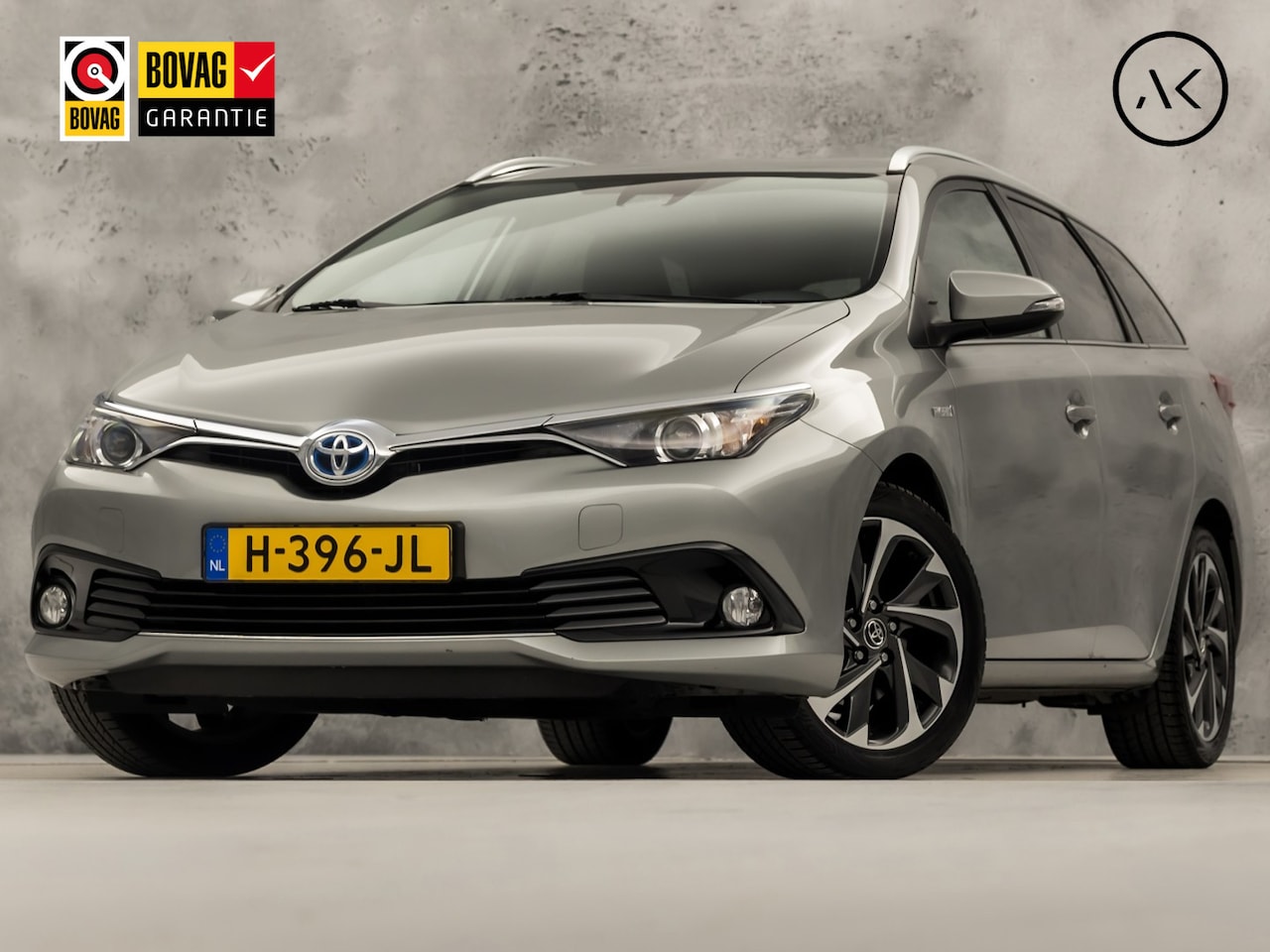 Toyota Auris Touring Sports - 1.8 Hybrid Sport Automaat (NAVIGATIE, CAMERA, STOELVERWARMING, GETINT GLAS, SPORTSTOELEN, - AutoWereld.nl