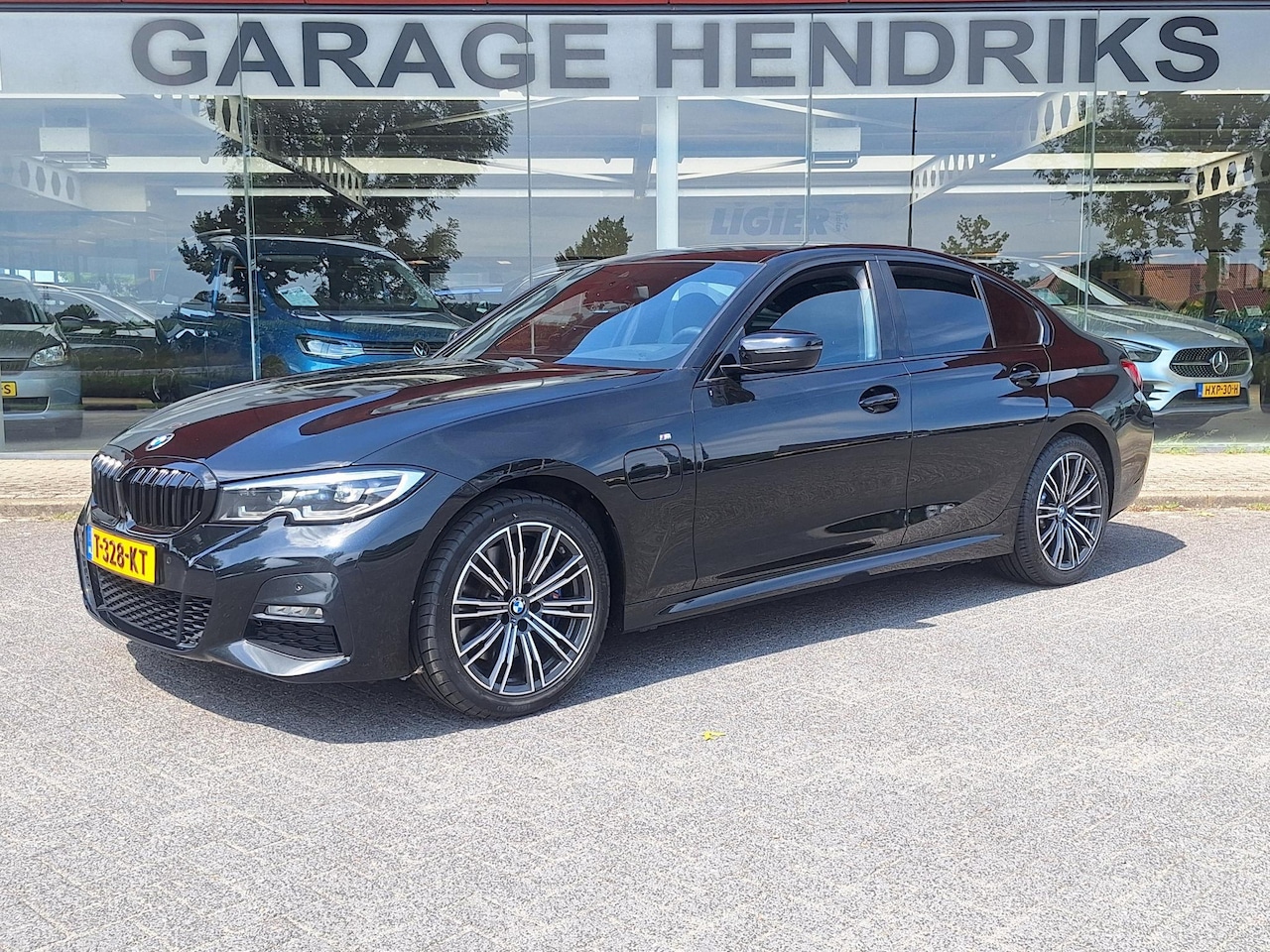 BMW 3-serie - 330e M Sport | SOH: 88,8% |  Trekhaak wegklapbaar | Nieuwe banden | Climate  | CC | Leder - AutoWereld.nl