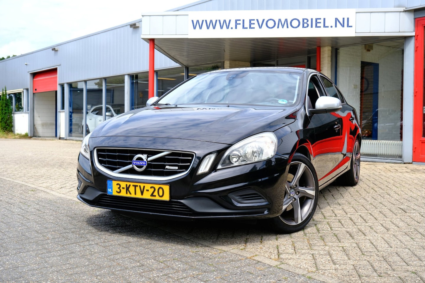 Volvo S60 - 1.6 T3 150pk R-Design Aut. Navi|Clima|LMV|Half Leder - AutoWereld.nl