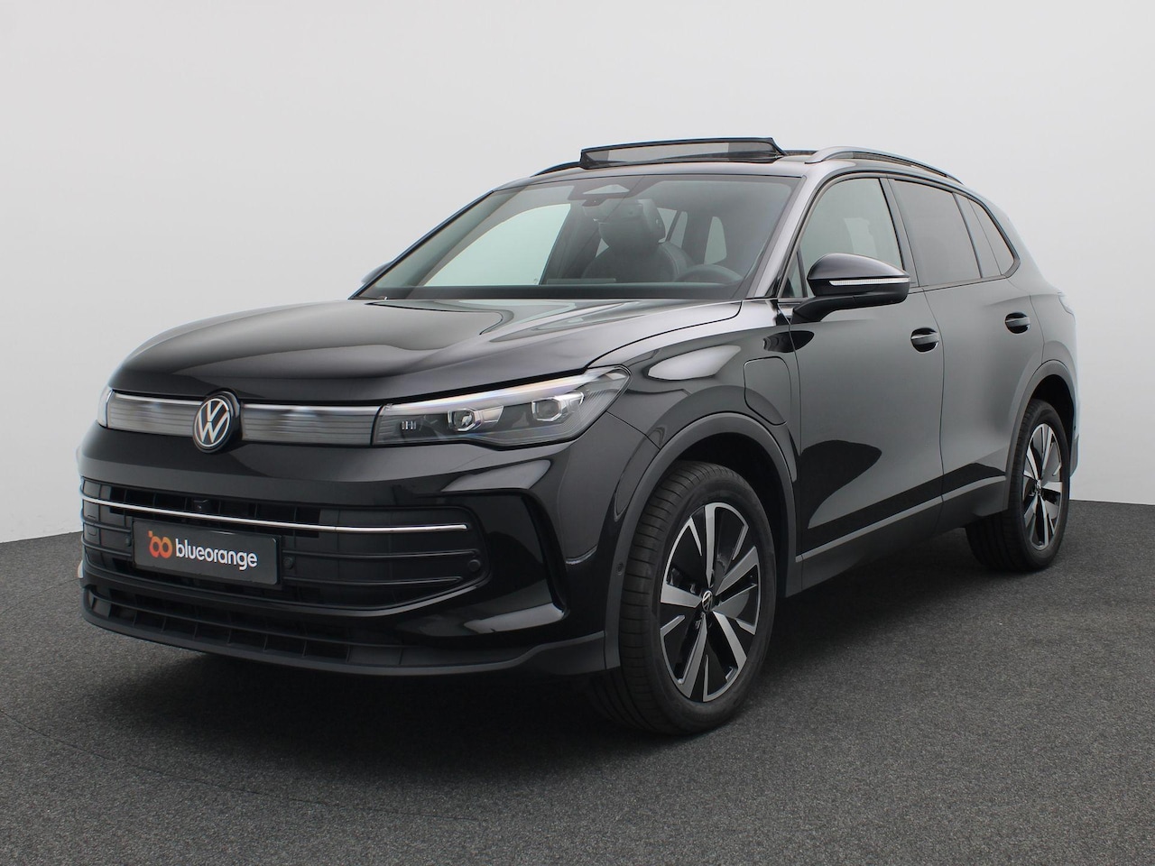 Volkswagen Tiguan - 1.5 eHybrid Life Edition 204PK DSG Pano-Schuifdak, Trekhaak, 19" LM Velgen, Navi via apple - AutoWereld.nl