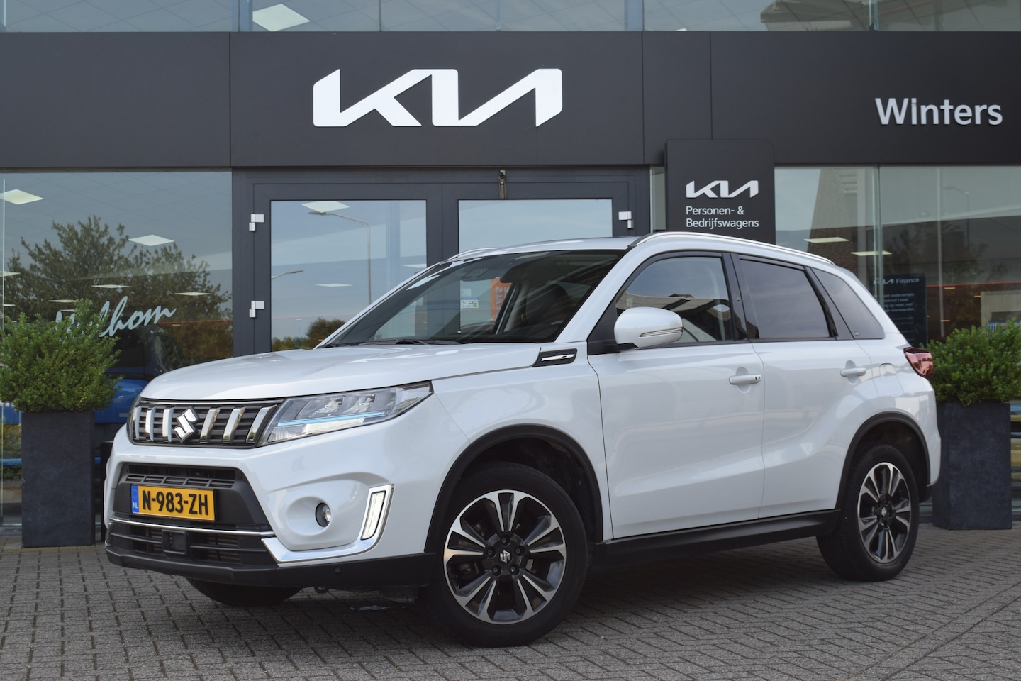 Suzuki Vitara - 1.4 Boosterjet Style Smart Hybrid | Trekhaak | Pano | Adaptieve Cruise | Climate Control | - AutoWereld.nl