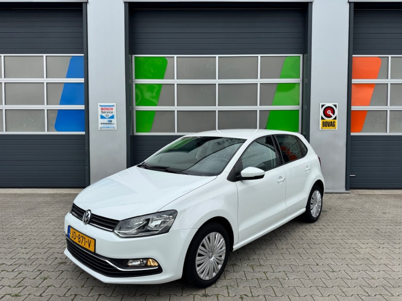 Volkswagen Polo - COMF. LINE / Cruise control / Airco / Navi / Bluetooth / All season banden - AutoWereld.nl