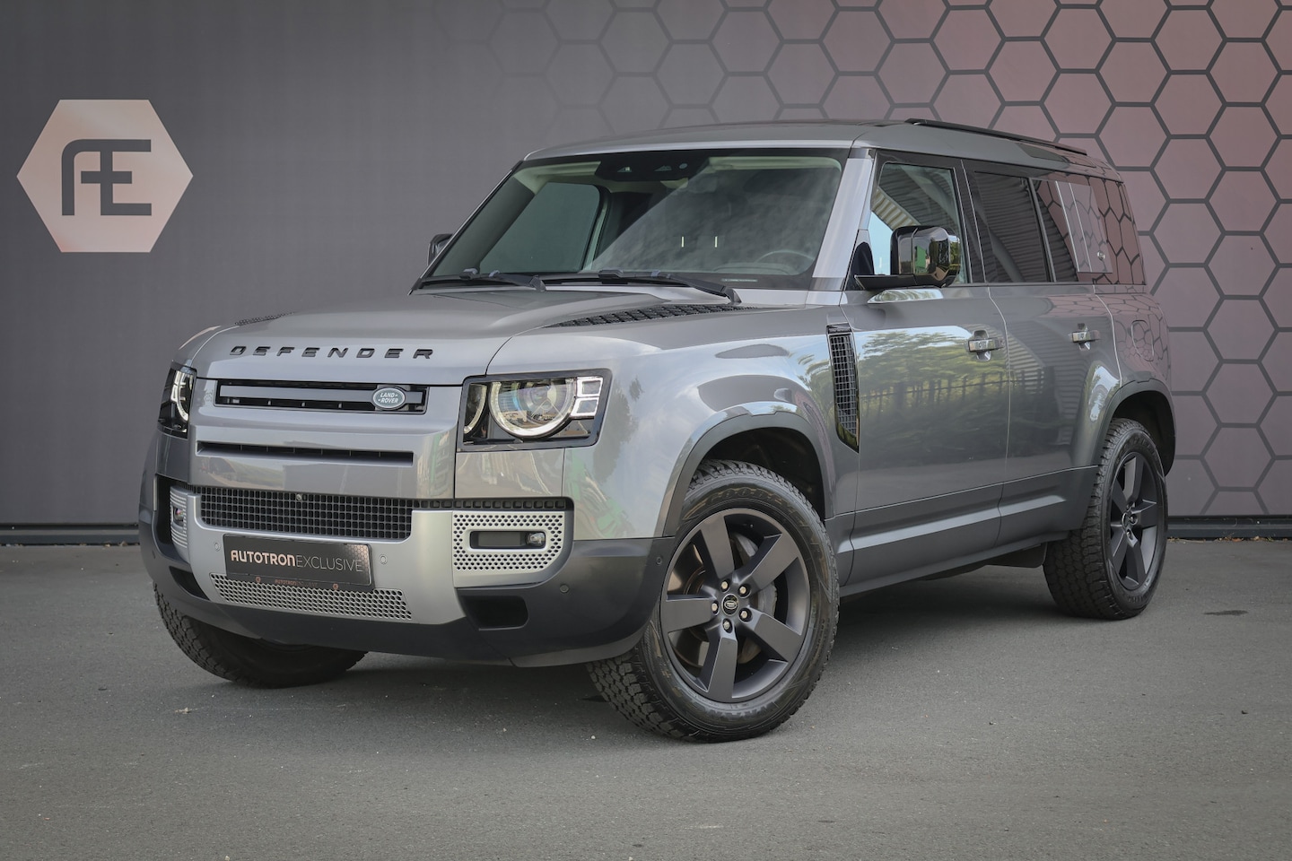 Land Rover Defender 110 - P400e | PANORAMADAK | STOELVERWARMING | COLD CLIMATE PACK INCL. VOORRUIT EN STUURWIELVERWA - AutoWereld.nl