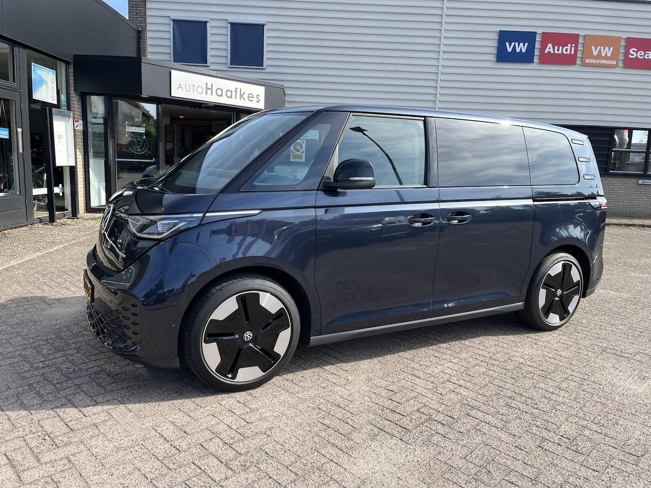 Volkswagen ID. Buzz - Pro 77kWh grote accu, zeer luxe uitgevoerd, deels leer, uniek kleuren combinatie binnen me - AutoWereld.nl