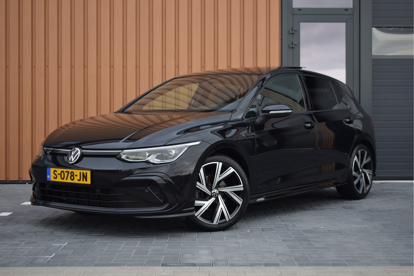 Volkswagen Golf - 1.5 eTSI 150pk DSG R-Line | Pano | IQ-light | Camera - AutoWereld.nl