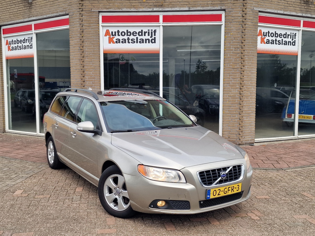 Volvo V70 - 2.4D D5 Momentum - Leer - Navi - Automaat - - AutoWereld.nl