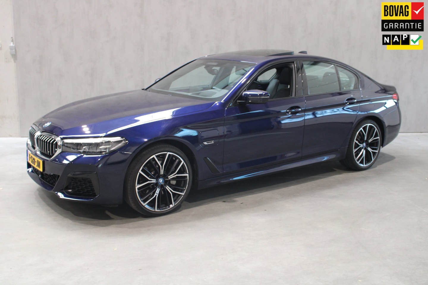 BMW 5-serie - 530e M-Sport Plus, Full option panoramadak/19inch/Harman Kardon/Head upp NL Auto - AutoWereld.nl