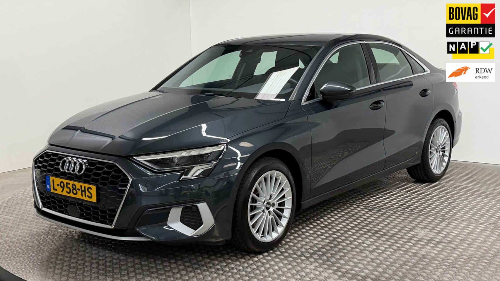Audi A3 Limousine - 30 TFSI Business edition benzine automaat camera parkeersensoren carplay led - AutoWereld.nl