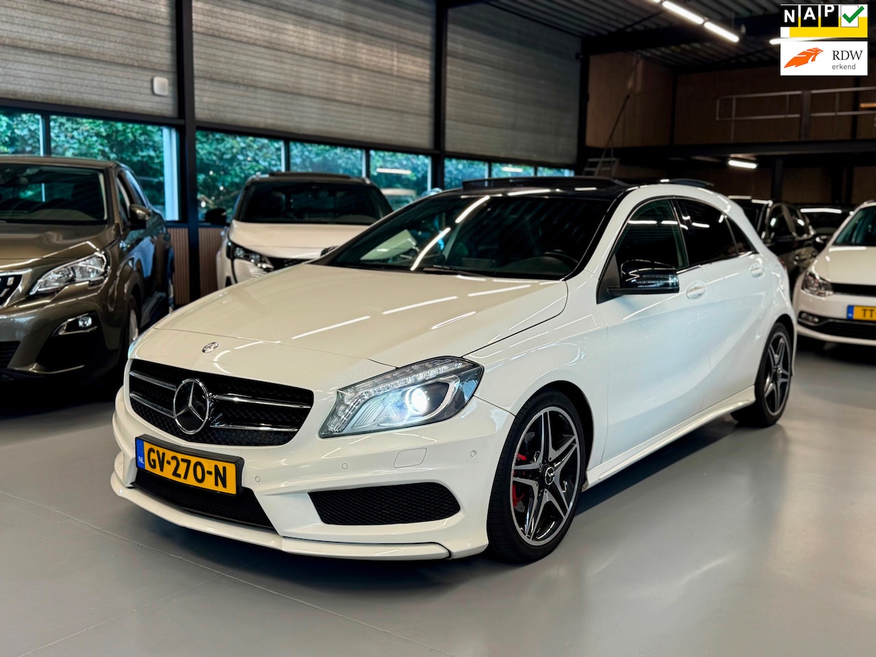 Mercedes-Benz A-klasse - 180 AMG Line l Pano | Automaat | Navi - AutoWereld.nl