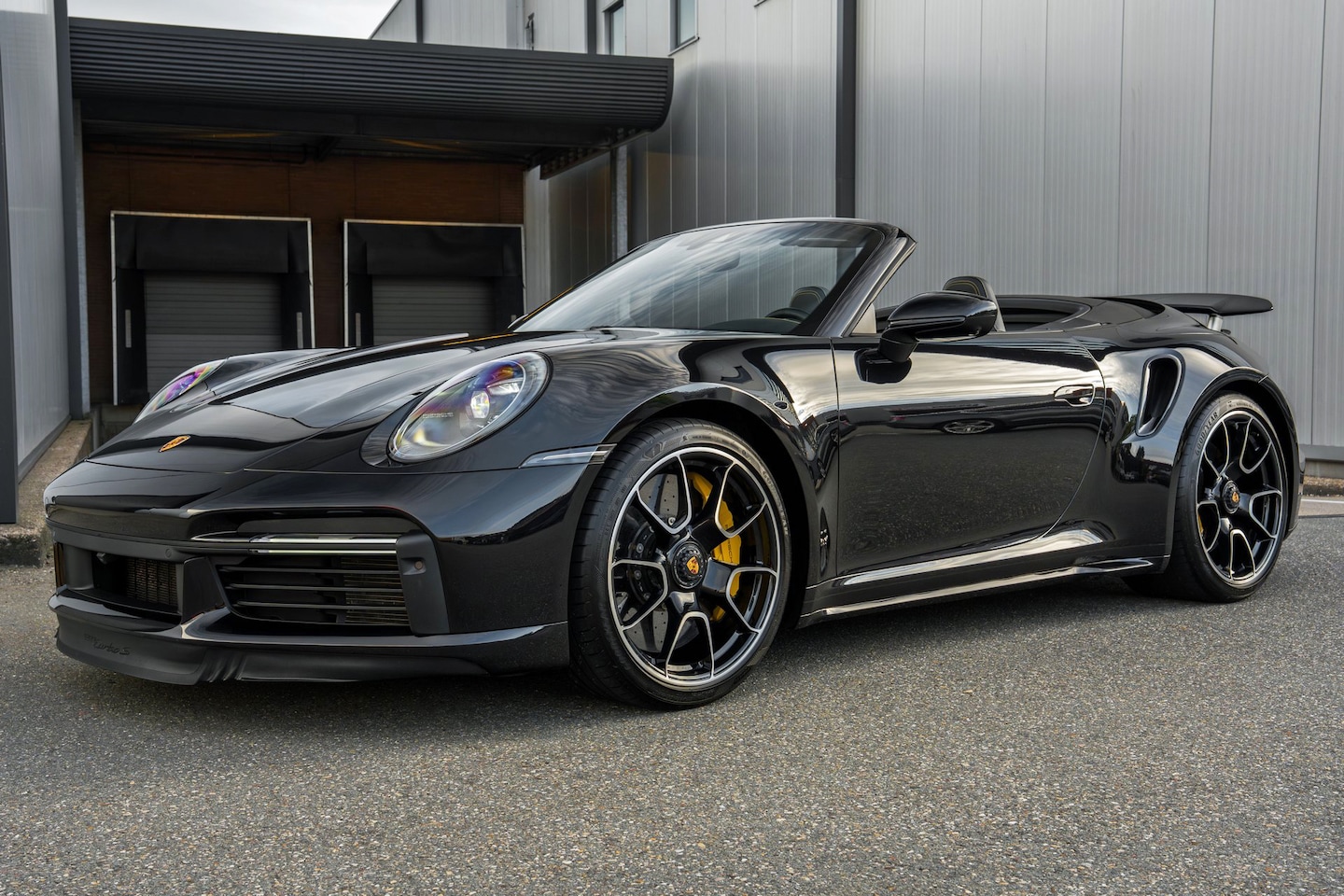 Porsche 911 Cabrio - (992) Turbo S - Deep Black Metallic - Burmester - AutoWereld.nl