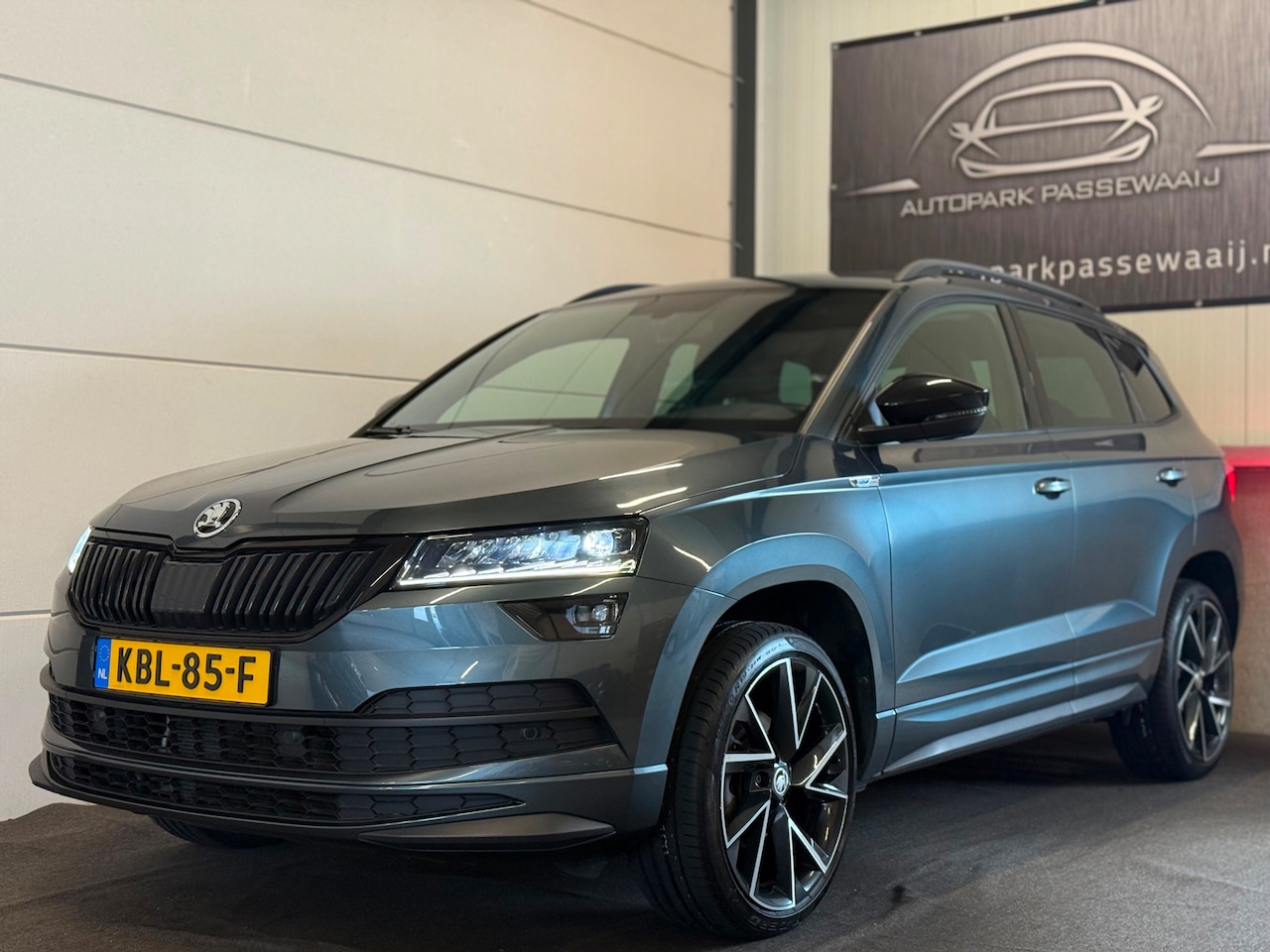 Skoda Karoq - 1.5 TSI ACT Sportline Business Pano, ACC, Apple Carplay, Stoelverwarming, LED, Keyless, Ac - AutoWereld.nl