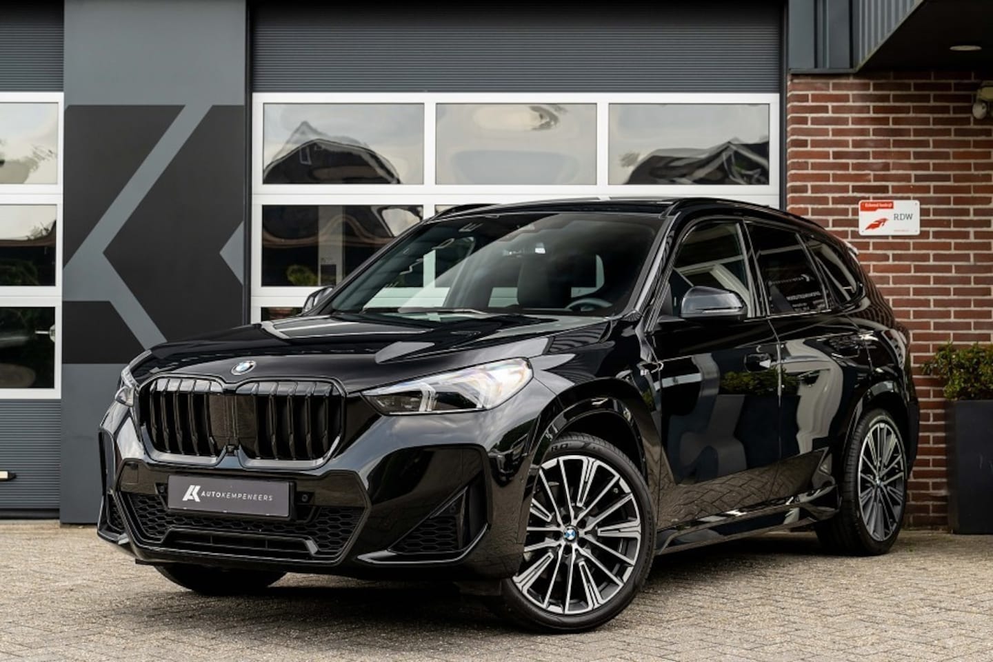 BMW X1 - xDrive23i M Sport | Panorama | Driving Ass. Prof. | Trekhaak | 360 Camera | Massage | Harm - AutoWereld.nl