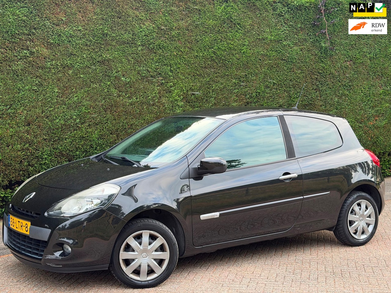 Renault Clio - 1.2 Authentique RIJDGOED/AIRCO/NAVIGATIE/APK - AutoWereld.nl
