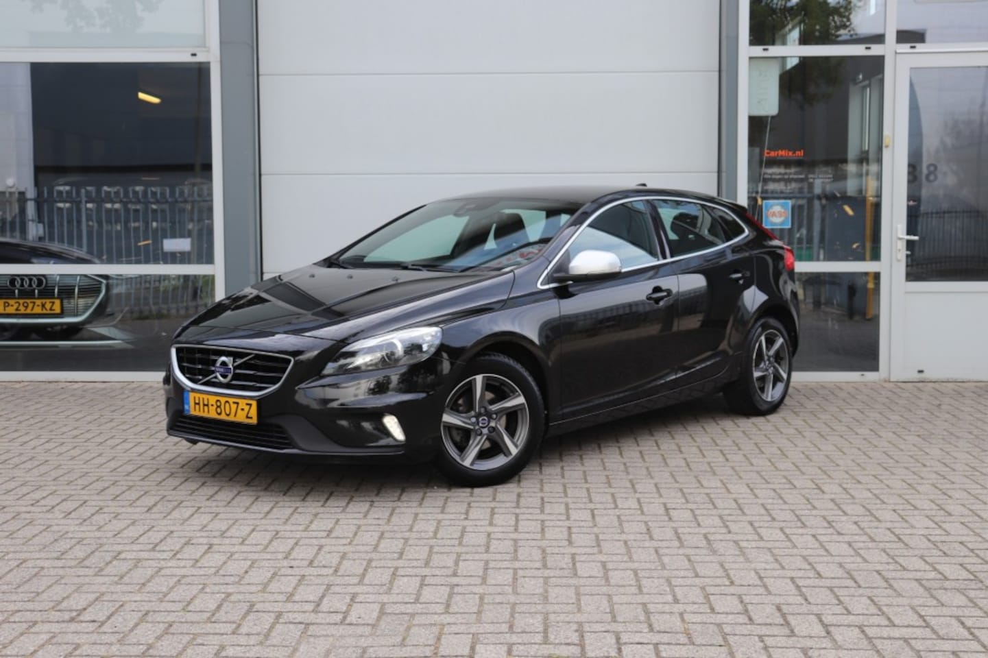Volvo V40 - 2.0 D2 120PK R-DESIGN/DEALER.ODH/1E.EIG/ORIG.NL - AutoWereld.nl